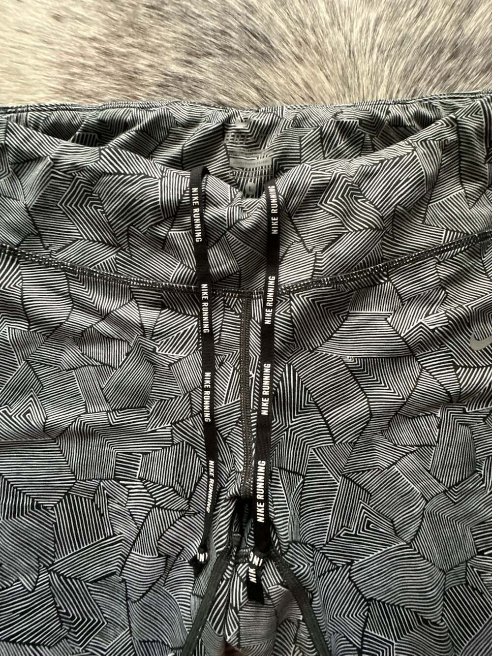 Nike Running Geometric Print Capri Leggings - Picture 3 of 5